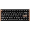 Czarno-brązowa klawiatura mechaniczna z układem QWERTY, posiada klawisze funkcyjne od F1 do F12 oraz klawisze specjalne takie jak "esc", "enter", "shift", "control", "option", "caps lock", "tab", "backspace", "del", "pgup", "pgdn", "home" i "end". Klawisz