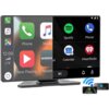 Na zdjęciu widoczny jest ekran z interfejsem CarPlay i Android Auto, podzielony na dwie części, z ikonami aplikacji takimi jak Phone, Music, Spotify, Calendar i iHeartRadio. W dolnym rogu znajdują się ikony CarPlay i Android Auto z symbolami łączności bezprzewodowej.