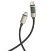 Czarny kabel USB-C do USB-C o długości 1,5 metra z plecionym oplotem, posiadający wyświetlacz LCD na jednym z końców, pokazujący wartość "88W". Drugi koniec kabla ma symbol błyskawicy.