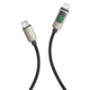 Czarny kabel USB-C - Lightning o długości 1,5 metra z wyświetlaczem LCD pokazującym wartość "20" na jednym z końców. Obudowy wtyczek są w kolorze metalicznym, a na jednej z nich widoczny jest symbol błyskawicy.