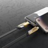 Czarny kabel USB-C/USB - USB-C/Lightning VEN-DENS 65W 1.2 m jest podłączony do dwóch urządzeń, z widocznymi złączami oznaczonymi napisami "VEN-DENS" i "PD 65W MAX". Tło zdjęcia ma wzór przypominający obwody elektroniczne.