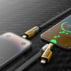 Na zdjęciu widać dwa smartfony połączone kablem USB-C/USB - USB-C/Lightning w kolorze czarnym z oznaczeniem "65W" i "PD 27W MAX" na złączach. Ekran jednego z telefonów pokazuje godzinę 16:32 i datę "Wed, Apr 21" oraz napis "Super charging".