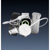Na zdjęciu znajduje się biała ładowarka do smartwatcha z widocznym logo "VEN-DENS", otoczona różnymi paskami do zegarka i kablem USB. W tle widać ekran smartwatcha z ikoną ładowania.