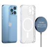 Na zdjęciu widoczny jest niebieski smartfon z trzema obiektywami aparatu, przezroczyste etui oraz czarna ładowarka indukcyjna z napisem "VEN-DENS 15W Wireless charger Input: 5V=2A/5V=3A/9V=2A Output: 15W Model: VD-WLC005 Made in China FCC CE RoHS".
