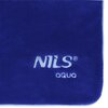 Granatowy ręcznik szybkoschnący z widocznym logo "NILS® AQUA" w jasnym kolorze. Materiał ręcznika ma miękką, puszystą fakturę.