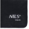 Czarny ręcznik szybkoschnący z widocznym logo "NILS AQUA" w jasnym kolorze. Materiał ręcznika ma delikatną, miękką fakturę.