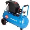 Niebieski kompresor olejowy z czarną obudową silnika, wyposażony w dwa manometry i czerwony zawór, z widocznym logo "AIRPRESS" oraz napisem "compressoren" na zbiorniku. Kompresor posiada czarne koła z czerwonymi akcentami oraz uchwyt do przenoszenia.