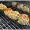 Na zdjęciu widoczny jest koszyk do grillowania wykonany z metalowej siatki, w którym znajdują się pieczywo lub bułki o złocistej skórce. Koszyk umieszczony jest na ruszcie grilla.