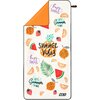Ręcznik szybkoschnący z kolorowym wzorem przedstawiającym owoce, liście i napisy, takie jak "Enjoy Summer", "It's Summer Time" oraz "Summer Vibes". W dolnym rogu znajduje się logo "NILS".