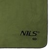 Zielony ręcznik szybkoschnący z widocznym logo "NILS CAMP" w dolnym rogu. Materiał ręcznika ma teksturę frotte, a jego krawędzie są obszyte ciemniejszym materiałem.