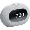 Szary radiobudzik z wyświetlaczem pokazującym datę "Tue 7 Nov" i godzinę "7:30 AM" oraz napis "Alarm is ringing". Na obudowie widoczne jest logo "JBL".
