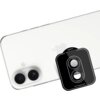 Na zdjęciu widoczny jest biały telefon z dwoma obiektywami aparatu oraz szkło ochronne na obiektyw z napisem "open" i "IP 17 Camera film". W tle znajduje się logo w kształcie nadgryzionego jabłka.