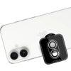 Białe urządzenie z dwoma obiektywami aparatu, obok którego znajduje się przezroczysta osłona na obiektyw z napisem "open" oraz "IP 17 Camera film". W tle widoczne jest logo w kształcie nadgryzionego jabłka.
