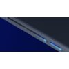 Obraz przedstawia zbliżenie na czarne etui z matowym wykończeniem, przeznaczone do telefonu. Na etui widoczne są precyzyjnie wycięte otwory na przyciski, co zapewnia łatwy dostęp do funkcji urządzenia.
