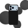 Czarne etui silikonowe na telefon z trzema widocznymi obiektywami aparatu oraz lampą błyskową. W tle znajdują się rozmyte, ciemnoszare okręgi.