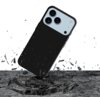 Czarne etui na telefon jest przedstawione w dynamicznej scenie, gdzie unosi się nad powierzchnią, z której unoszą się fragmenty materiału, sugerując efekt uderzenia. Na etui widoczne są trzy duże obiekty przypominające obiektywy aparatu oraz mniejszy okrą