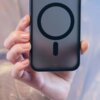 Na zdjęciu widoczne jest czarne etui na telefon z dużym, ciemnym okręgiem i pionową kreską na środku. Na dole etui znajduje się małe logo z napisem "3mk".