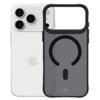 Na zdjęciu widoczne jest czarne etui 3MK Smoke MagCase do Apple iPhone 17 Pro Max, z przezroczystym panelem i okrągłym wzorem na środku. W tle znajduje się biały telefon z trzema aparatami i logo w kształcie jabłka.