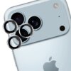Zdjęcie przedstawia srebrną nakładkę na obiektyw telefonu, która jest przeznaczona do modelu Apple iPhone 17 Pro/17 Pro Max. Widać trzy okrągłe pierścienie ochronne, które mają za zadanie zabezpieczać obiektywy aparatu.