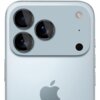 Na zdjęciu widoczny jest fragment tylnej części telefonu z trzema obiektywami aparatu, lampą błyskową i logo w kształcie nadgryzionego jabłka. Obiektywy są osłonięte czarnym szkłem ochronnym.