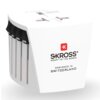 Biały adapter podróżny z widocznym logo "SKROSS" oraz napisem "ADAPT TO THE WORLD" i "DESIGNED IN SWITZERLAND". Na boku znajdują się czarne suwaki oznaczone skrótami krajów: "UK", "AUS", "USA".