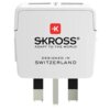 Biały adapter podróżny z trzema bolcami, na którym widnieje logo "SKROSS" oraz napisy "ADAPT TO THE WORLD" i "DESIGNED IN SWITZERLAND". Na górze znajduje się czerwony symbol z literą "K".