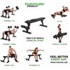 Na zdjęciu znajduje się ławka do ćwiczeń z napisem "TUNTURI STRENGTH" oraz "FB80 FLAT BENCH EXERCISE CHART", a wokół niej przedstawione są różne ćwiczenia: "DUMBBELL FLY", "DUMBBELL PRESS", "BICEPS CURL", "REVERSED FLY", "SIT UP", "COMPACT STORAGE". W pra