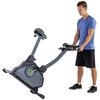 Rower magnetyczny TUNTURI Cardio Fit E35 jest ustawiony pod kątem, z widocznym siodełkiem i kierownicą. Na obudowie roweru znajduje się logo "TUNTURI".