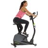 Rower magnetyczny z napisem "TUNTURI Star Fit E100 Hri+" na obudowie, wyposażony w siodełko, pedały oraz kierownicę z uchwytem na bidon. Na kierownicy znajduje się panel sterujący, a na ramie widoczny jest zielony bidon.