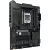 Czarna płyta główna z widocznym logo "ASUS" oraz napisem "X870 Max Gaming WiFi7" na powierzchni. Płyta posiada różne złącza i komponenty elektroniczne, w tym gniazdo procesora i sloty na pamięć RAM.