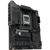 Czarna płyta główna z widocznym logo "ASUS" oraz napisem "X870 Max Gaming WiFi7" na powierzchni, z różnymi złączami i komponentami elektronicznymi. Na płycie znajdują się gniazda na pamięć RAM, złącza PCIe oraz inne elementy typowe dla płyt głównych.