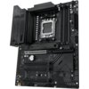 Czarna płyta główna z widocznymi gniazdami na pamięć RAM, złączami PCIe oraz gniazdem procesora, z napisem "X870 MAX GAMING WiFi7" i logo "ASUS". Na powierzchni płyty znajdują się różne elementy elektroniczne oraz złącza.