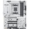 Biała płyta główna z widocznymi gniazdami na procesor, pamięć RAM oraz złącza PCIe, z napisem "X870 Max Gaming WiFi7" i logo "ASUS". Na powierzchni płyty znajdują się różne komponenty elektroniczne oraz oznaczenia techniczne.