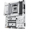 Biała płyta główna z widocznymi gniazdami na pamięć RAM, złączami PCIe oraz miejscem na procesor, z napisem "X870 MAX GAMING WIFI7 W" i logo "ASUS". Na płycie znajdują się także oznaczenia "M.2" oraz inne elementy elektroniczne.