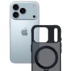 Na zdjęciu widoczny jest tył telefonu z trzema obiektywami aparatu oraz logo w kształcie nadgryzionego jabłka. Obok znajduje się czarne etui z okrągłym wycięciem na magnes i prostokątnym otworem na aparat.