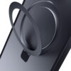 Czarne etui do telefonu z okrągłym uchwytem, który pełni funkcję podstawki. Powierzchnia etui jest gładka i matowa, a uchwyt jest zamocowany na zawiasie.