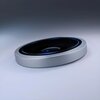Na zdjęciu znajduje się okrągła, niebieska nakładka na obiektyw z ciemnym, błyszczącym środkiem, umieszczona na jasnym tle. Produkt ma gładką powierzchnię i subtelne, niebieskie akcenty na krawędziach.