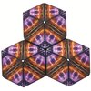 Zdjęcie przedstawia zestaw magnetycznych puzzli złożonych w formę trzech sześcianów, z kolorowym wzorem przypominającym błyskawice i ogień w odcieniach fioletu, pomarańczu i czerni. Każdy sześcian ma identyczny wzór, tworząc symetryczną kompozycję.