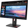 Monitor z wyświetlonym na ekranie slajdem prezentacji, na którym widnieje tekst "Tech for Tomorrow" oraz obraz zachodu słońca nad morzem. Na podstawie monitora znajduje się logo "Lenovo".