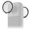 Na zdjęciu widoczna jest osłona soczewek do kamery Insta360 X5, przedstawiona w dwóch egzemplarzach, z jedną osłoną nałożoną na obiektyw kamery. Kamera jest pokazana w tle w odcieniach szarości, a osłony mają czarne obramowanie i przezroczystą powierzchni