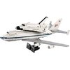 Model LEGO przedstawia samolot transportowy z wahadłowcem na grzbiecie, z widocznymi napisami "NASA", "United States" oraz numerami "905" i "376". Na podstawce znajdują się tabliczki z napisami "NASA" i "BOEING".