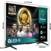 Na zdjęciu widoczny jest telewizor z ekranem wyświetlającym grafikę promocyjną z piłkarzami i złotym trofeum, a obok znajduje się zielony baner z logo FIFA Club World Cup i napisem "Hisense Oficjalny Partner". Na ekranie widnieje tekst "GLOBALNIE NR1 100''+ TV *Omdia 2023-2024" oraz "QLED 4K", a na banerze dodatkowo "144Hz Game Mode PRO", "QLED Colour" i "Dolby Vision Atmos".
