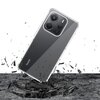 Przezroczyste etui na telefon z widocznym napisem "Redmi" unosi się nad powierzchnią, z której unoszą się fragmenty materiału. Etui jest dopasowane do telefonu z trzema dużymi obiektywami aparatu.
