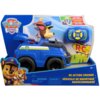 Na zdjęciu znajduje się opakowanie z zabawką "RC Action Cruiser" z serii "Paw Patrol", przedstawiające niebieski zdalnie sterowany samochód z figurką psa w mundurze oraz pilotem. Na opakowaniu widoczne są napisy: "RC Action Cruiser", "Véhicule de Sauvetag