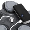 Na zdjęciu widoczny jest zestaw bokserski z logo "HMS" oraz wyświetlaczem cyfrowym pokazującym "88". Obok znajduje się czarny powerbank z podłączonym białym kablem USB, na którym świecą się trzy niebieskie diody.