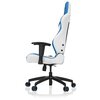 Biało-niebieski fotel gamingowy z serii Racing Series S-Line SL2000, z widocznymi czarnymi elementami, takimi jak podłokietniki i podstawa na kółkach. Fotel ma ergonomiczny kształt z wyraźnie zaznaczonymi liniami i detalami, które podkreślają jego nowocze