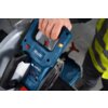 Na zdjęciu widoczna jest niebieska przecinarka z logo "BOSCH Professional" oraz napisem "BRUSHLESS MOTOR", trzymana przez osobę w kamizelce odblaskowej. Na uchwycie urządzenia znajduje się pomarańczowy przycisk, a w tle widać fragmenty innych narzędzi.