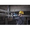 Na zdjęciu widać osobę w kasku ochronnym, używającą piły szablastej BOSCH Professional GSA 12-30 do cięcia metalowej rury w surowym, przemysłowym wnętrzu. Na narzędziu widoczne jest logo "BOSCH Professional".