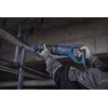 Na zdjęciu widoczna jest piła szablasta marki Bosch Professional GSA 12-30, trzymana w rękach w rękawicach roboczych, przecinająca metalową rurę. W tle znajduje się betonowa ściana i metalowa konstrukcja.