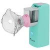 Na obrazie znajduje się inhalator nebulizator w kolorze miętowym z przezroczystą maską i różowym elementem łączącym. Na urządzeniu widoczny jest napis "Momini" oraz podświetlany przycisk.